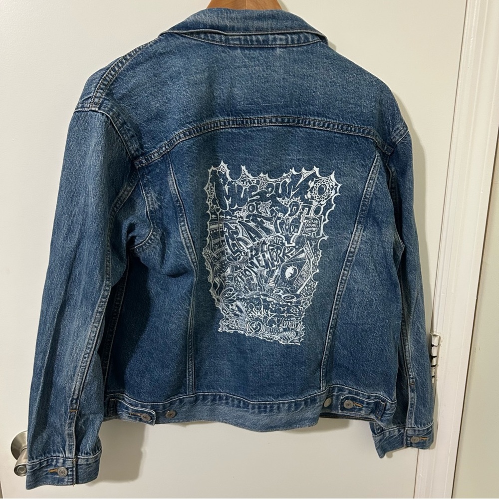 Levi's | Premium Trucker Jean Denim Jacket with Graphic Print | Size Large NWT